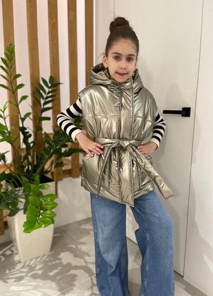 Безрукавка під поясок з кишенями бронзова подовжена на флісі