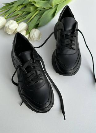 Черные кожаные кроссовки