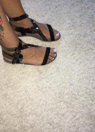 Модные и необычные босоножки дорогого бренда surface to air