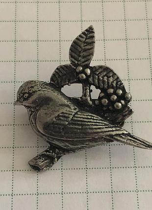 Винтаж брошь маркировки птичка с ягодками
