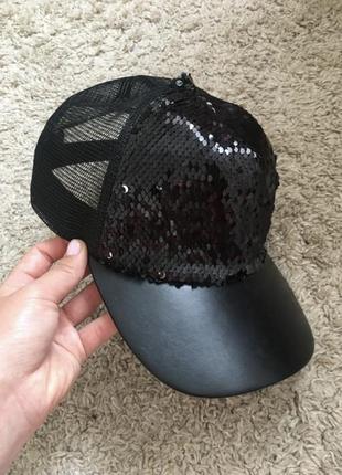 Чорний кашкет жіночий