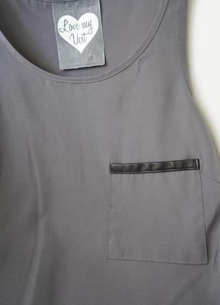 Блуза без рукавів з кишенькою в графітовому кольорі2 фото