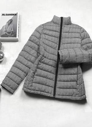 Стильна стьобана приталена куртка принтом в "гусячу лапку" з кишенями