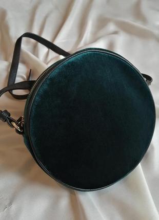Бархатная сумочка круглой формы, невероятного изумрудного оттенка