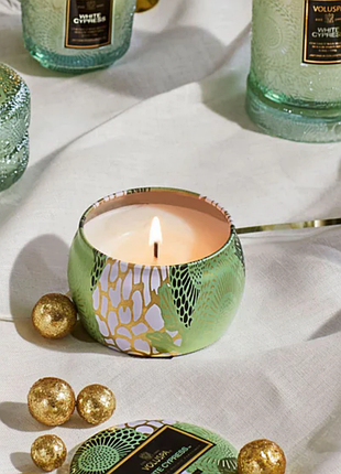 Свічка із кокосового воску voluspa white cypress mini tin candle