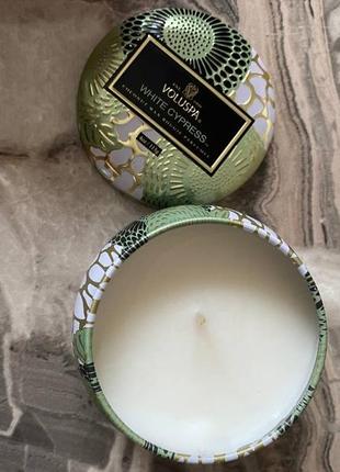 Свічка із кокосового воску voluspa white cypress mini tin candle3 фото