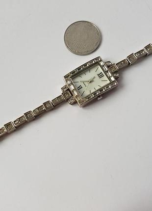 Часы, инкрустированные камушками, кварц, механизм miyota, япония.