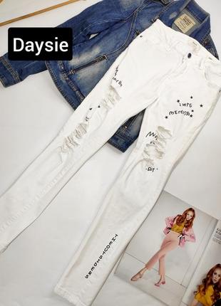 Джинсы белые женские скинни рванка с надписями от бренда daysie 38