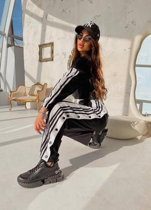 Костюм в стиле adidas худи укороченный брюки на кнопках клеш палаццо черный5 фото