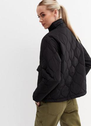 Весенняя куртка курточка широкая оверсайз осенняя весна модная, черная тренд брендовая с карманами