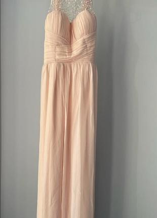 Длинное праздничное платье для торжественных событий.