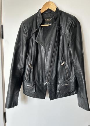 Чорна шкіряна куртка