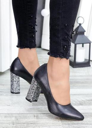 Черные женские туфли из натуральной кожи на устойчивом каблуке с блестками1 фото