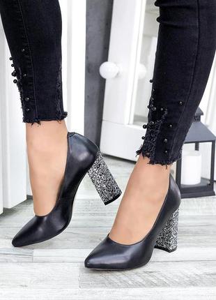 Черные женские туфли из натуральной кожи на устойчивом каблуке с блестками2 фото