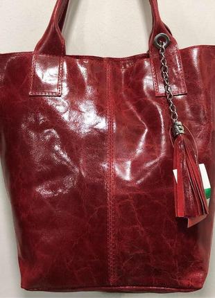 Красная кожаная сумка