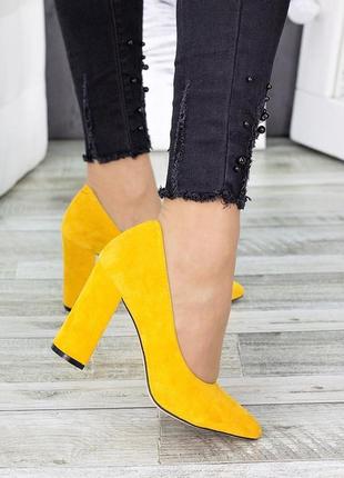 Замшевые женские туфли на устойчивом каблуке цвет горчица3 фото