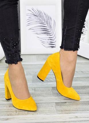 Замшевые женские туфли на устойчивом каблуке цвет горчица1 фото
