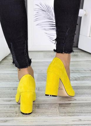 Женские замшевые туфли на высоком устойчивом каблуке цвет лимон5 фото
