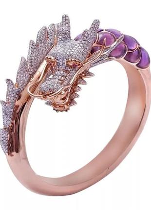 Красива каблучка у вигляді дракона вкрита рожевим золотом, перстень золотий дракон з сапфірами, розмір 17.5