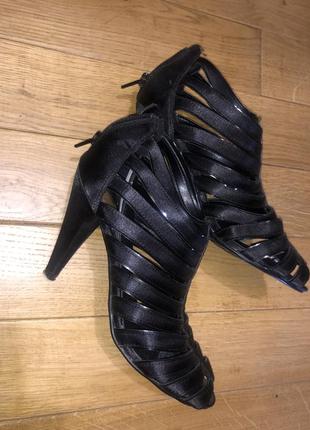 Босоножки стильные