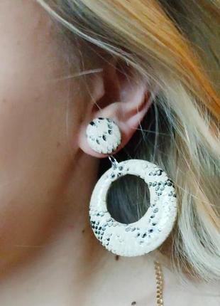 Сережки бежеві нюд пітон змія зміїний принт 2019 тренд круглі великі шкіряні snake3 фото