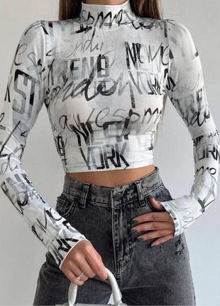 Женский топ с горловиной и длинным рукавом.