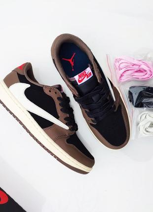 Стильні чоловічі кросівки nike air jordan 1 low brown travis scott коричневі із коричневим язичком та червоними написами або рожевими 🔥