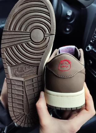 Стильные мужские кроссовки nike air jordan 1 low brown travis scott коричневые с коричневым язычком и красными надписями или розовыми 🔥8 фото