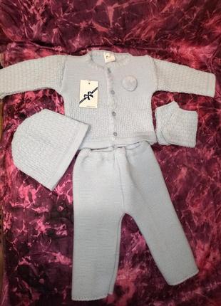Продам новый вязаный костюм для новорожденного