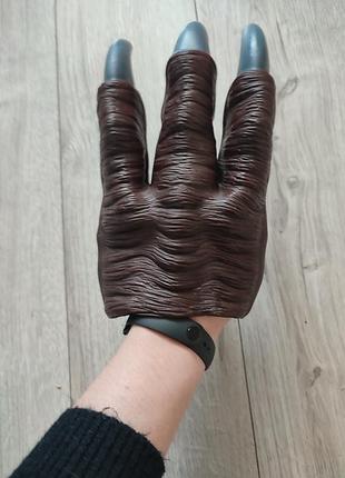 Резинова рукавиця, рука, кігті монстра, перевертня