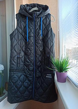 Стеганый удлиненный черный жилет с капюшоном