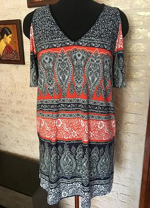 Футболка с вырезами на плечах