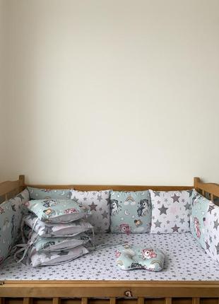 Комплект бортики в ліжечко на 4 сторони зі знімними чохлами, простынка на резинці.