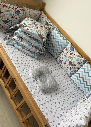 Комплект бортики в ліжечко на 4 сторони зі знімними чохлами, простынка на резинці.