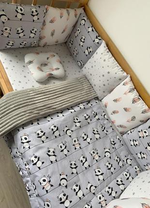 Набір бортики в ліжечко на 3 сторони з наволочками, конверт на виписку, простынка на резинці, подушечка.