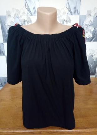 Блуза з відкритими плечима з вишивкою