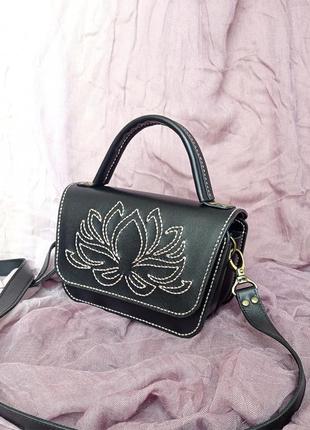 Маленькая кожаная сумка с вышивкой "цветок лотоса"