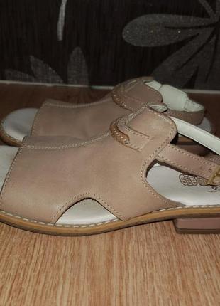 Стильні шкіряні босоножки clarks