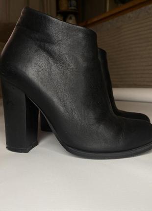 Кожаные ботинки на каблуке черные