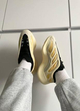 Кроссовки adidas yeezy boost 700 v3 beige gold