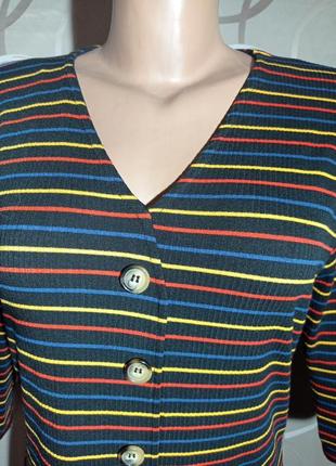 Платье миди трикотажное в рубчик, с декоративной застежкой, разноцветная полоска3 фото