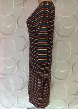 Платье миди трикотажное в рубчик, с декоративной застежкой, разноцветная полоска4 фото
