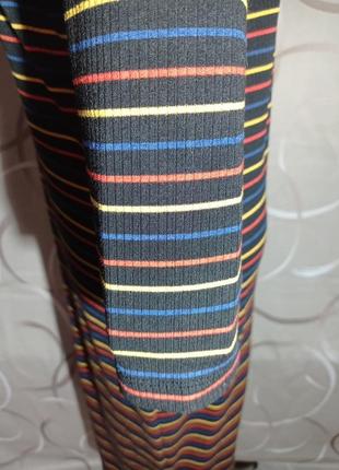 Платье миди трикотажное в рубчик, с декоративной застежкой, разноцветная полоска5 фото