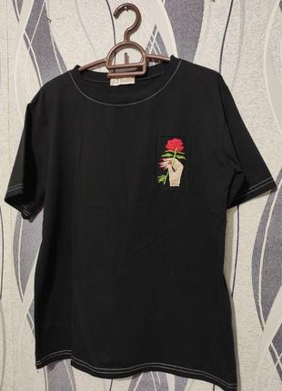 Чорна футболка з вишитим малюноком троянда1 фото