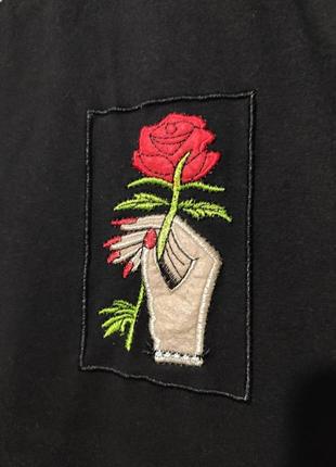 Черная футболка с вышитым рисуноком роза5 фото