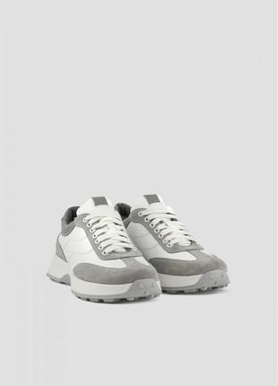 Кожаные белые кроссовки с замшевыми серыми вставками10 фото