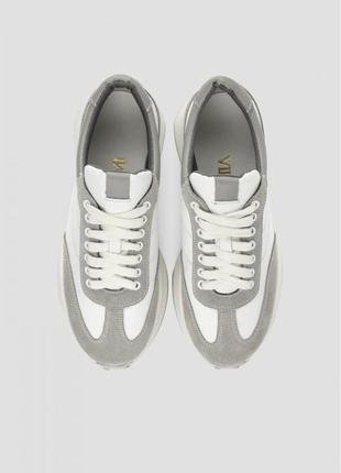 Кожаные белые кроссовки с замшевыми серыми вставками9 фото