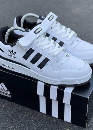 Бело черные кроссовки adidas