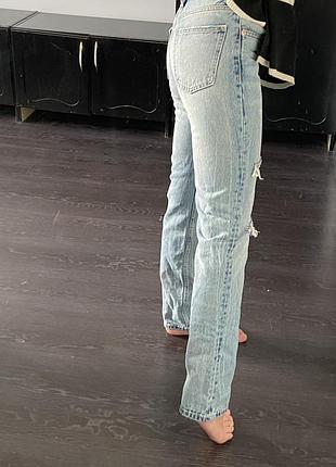 Джинсы zara с рваностями прямые