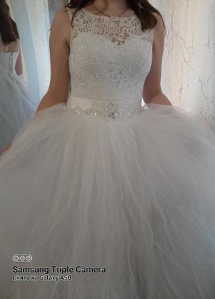 Прекрассна сукня весільна  m, l білого кольору